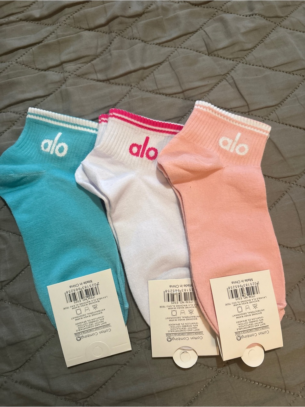 ALO Yoga Women's Athletic Ankle Socks - Aqua, White, Pink